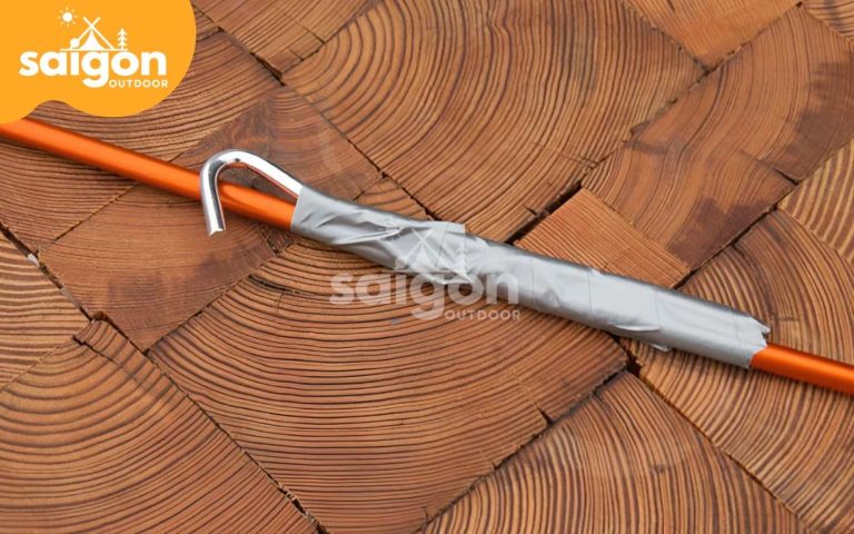 cách khắc phục khi lều cắm trại bị gãy khung bằng cọc buộc lều