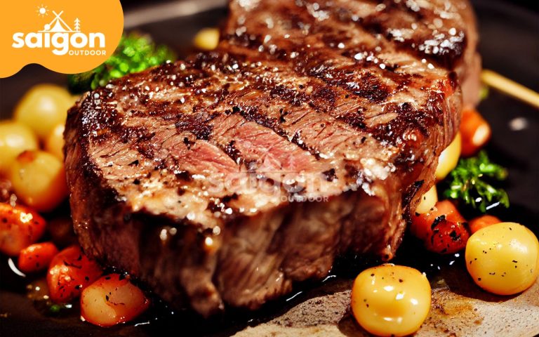 Chuẩn bị món bò nướng tảng trong các chuyến đi