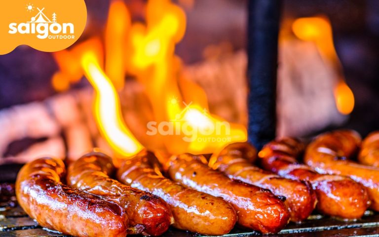món xúc xích nướng trong những buổi dã ngoại ngoài trời