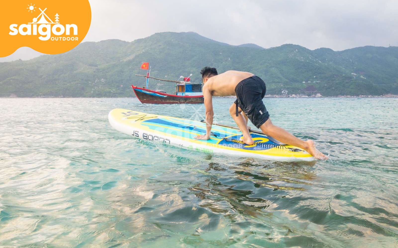 chèo sup lướt ván trên mặt biển
