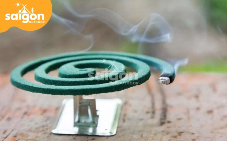 Cách đối phó với côn trùng khi đi cắm trại bằng nến, nhang muỗi