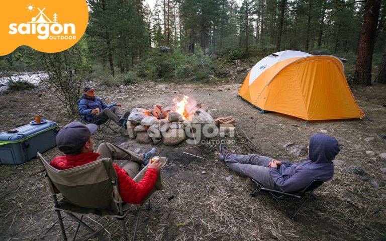 Mặc quần áo dài, phủ cơ thể để tránh côn trùng đốt khi đi camping