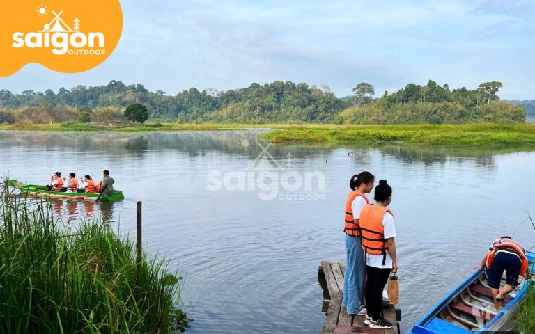 đi thuyền trên hồ bàu sấu