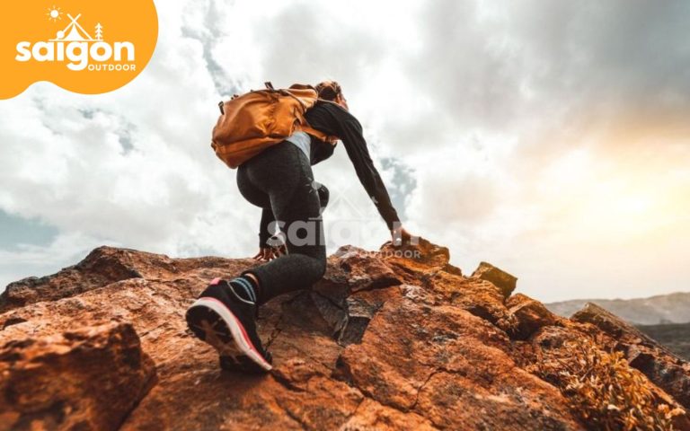 Quần áo và giày dép là dụng cụ không thể thiếu cho hành trình leo núi