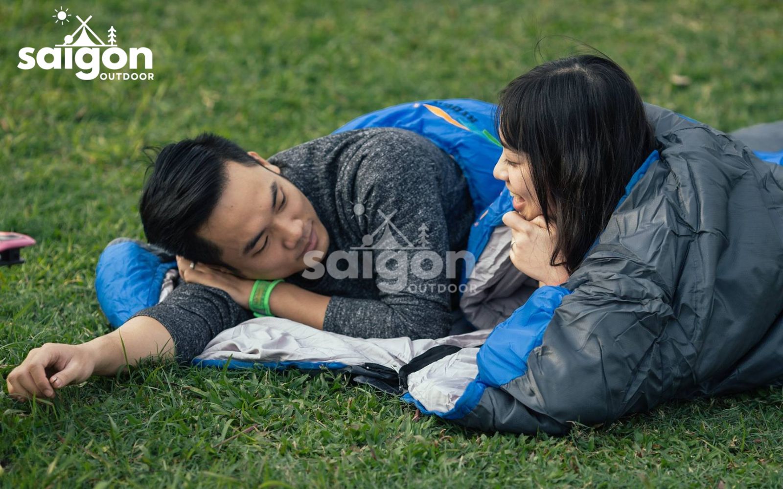 Tạo dáng chụp ảnh cặp đôi với túi ngủ