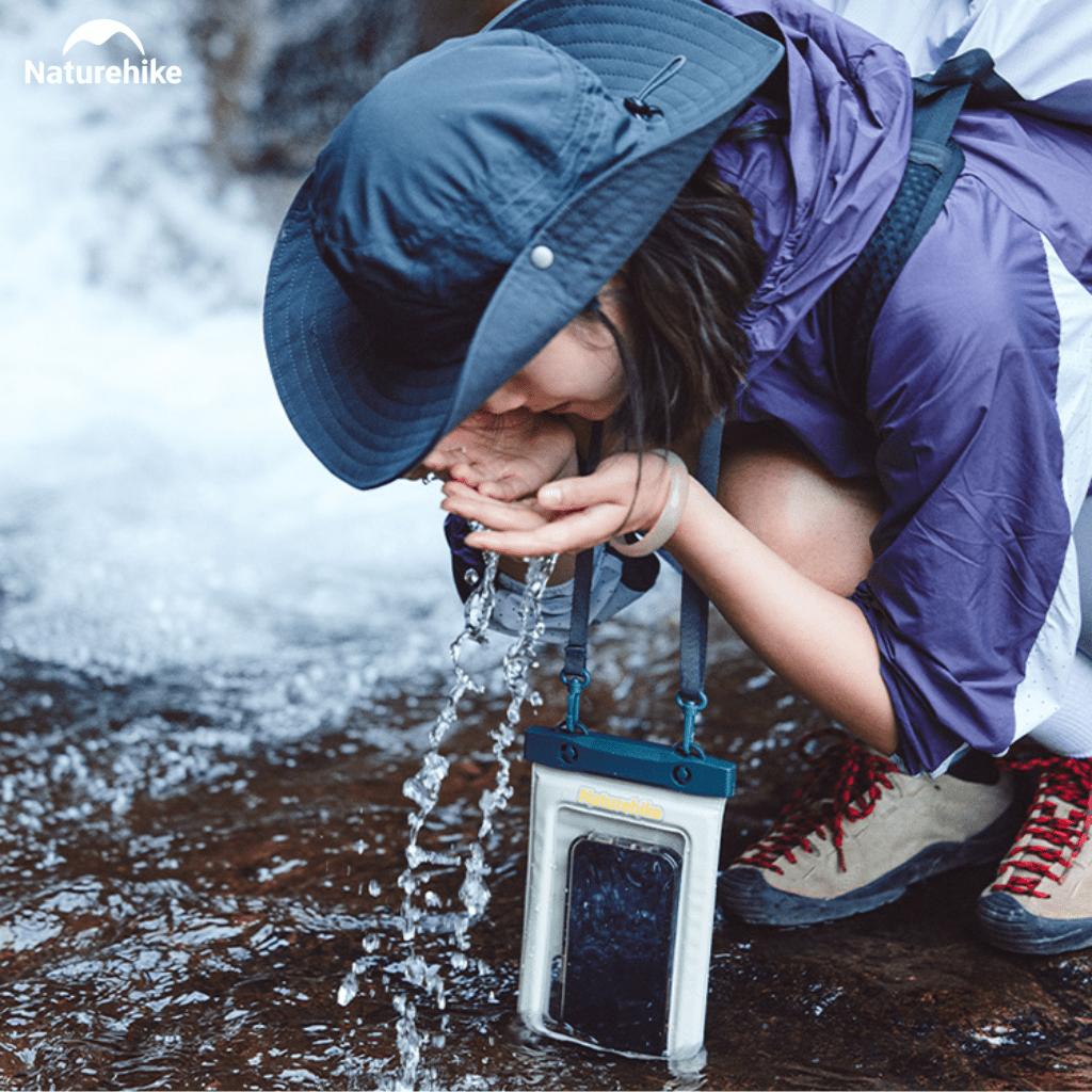 Túi chống nước bảo vệ điện thoại NATUREHIKE CNK2300BS015 – Dùng khi đi mưa, đi biển, du lịch