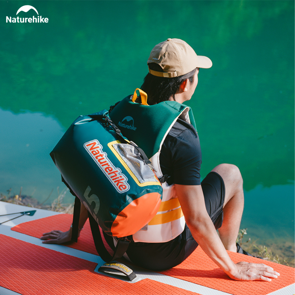 Túi chống nước NATUREHIKE CNK2300BS017 giúp bảo quản đồ dùng khô ráo khi du lịch