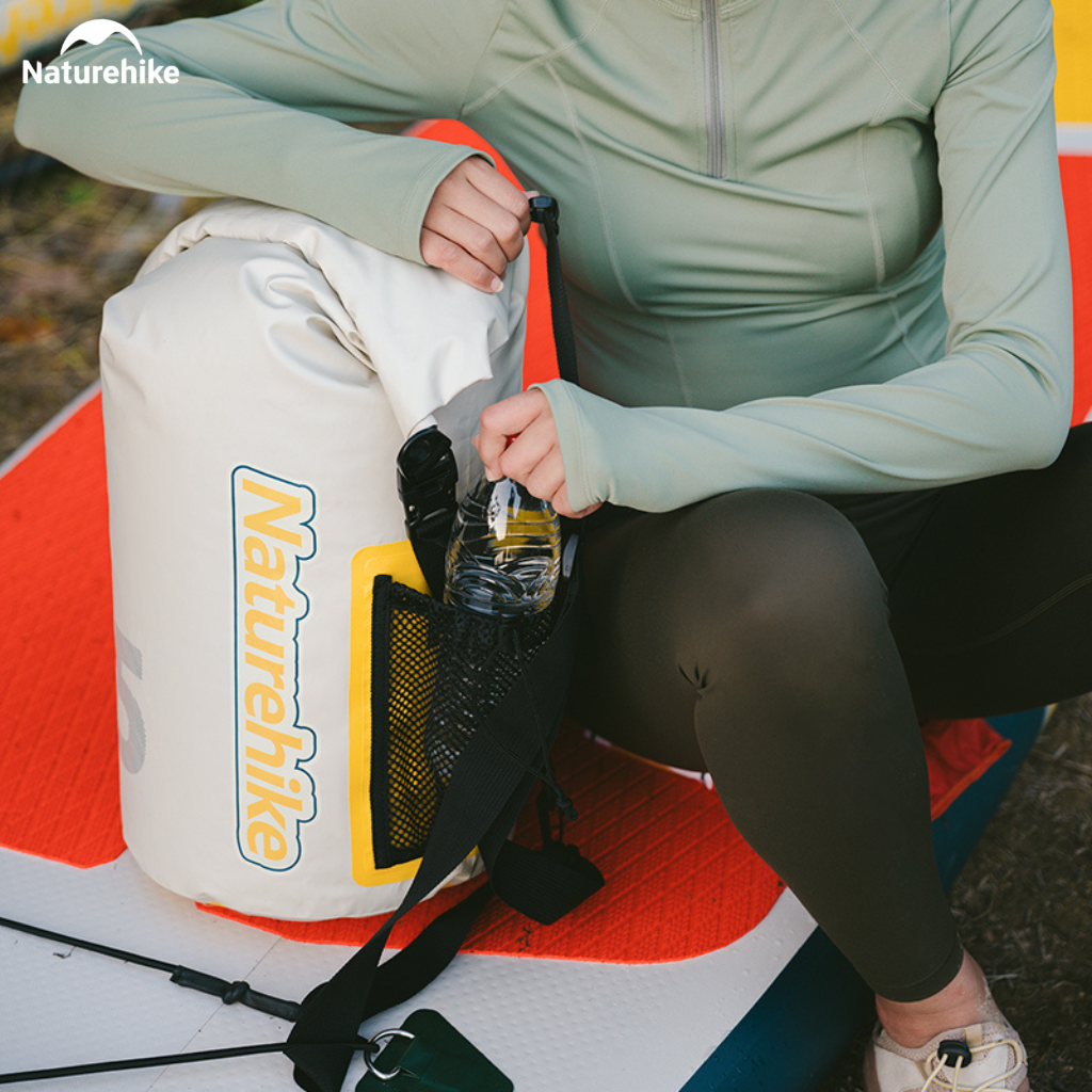 Túi chống nước NATUREHIKE CNK2300BS017 giúp bảo quản đồ dùng khô ráo khi du lịch