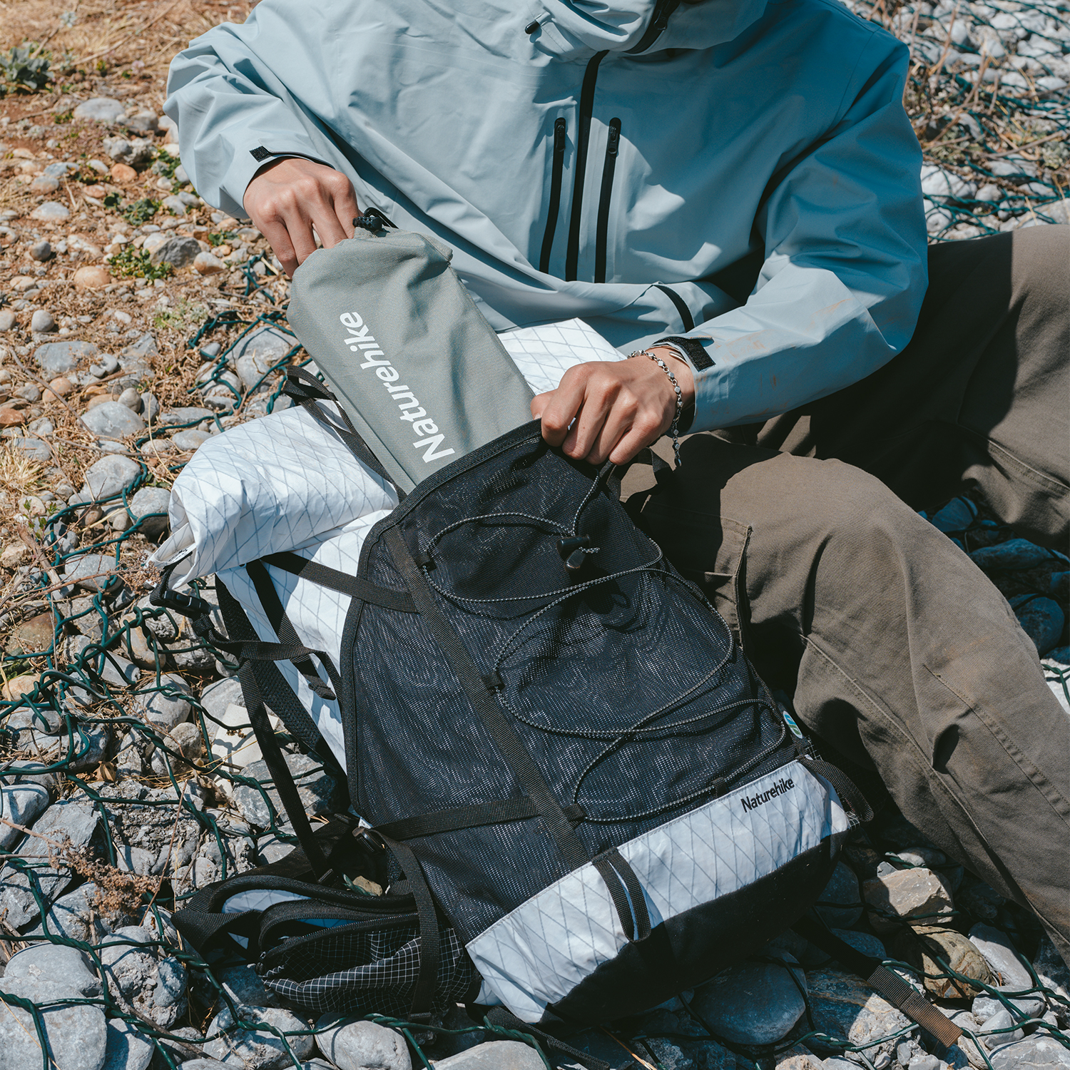 Bàn Gấp Dã Ngoại Naturehike Hợp Kim Nhôm 6063 Siêu Nhẹ 1kg, Bàn Camping Xếp Gọn CNH22JU050