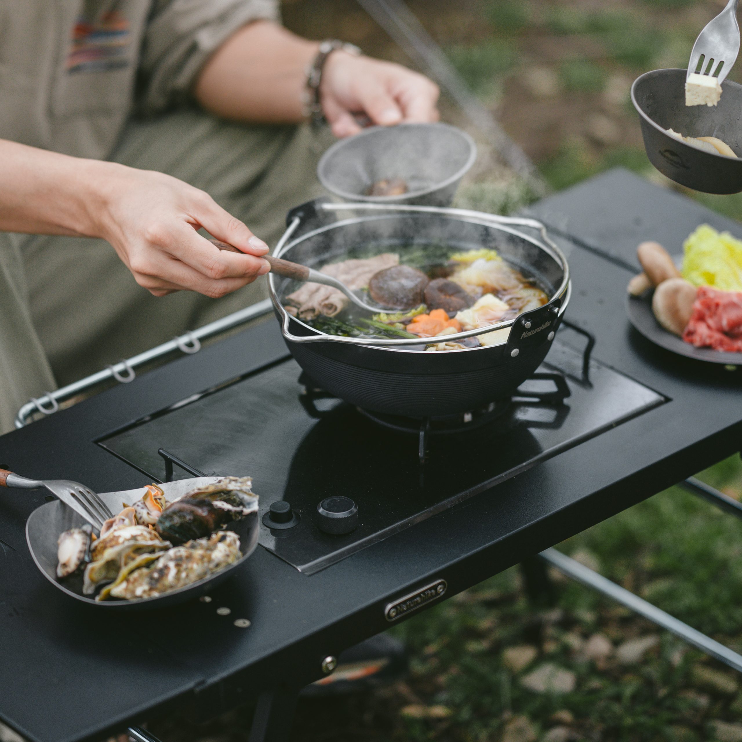 Bàn IGT Naturehike Đa Năng Tích Hợp Bếp Nướng BBQ, Bàn Camping Gấp Gọn Inox 304 Có Thanh Treo Đèn CNK2350CF018