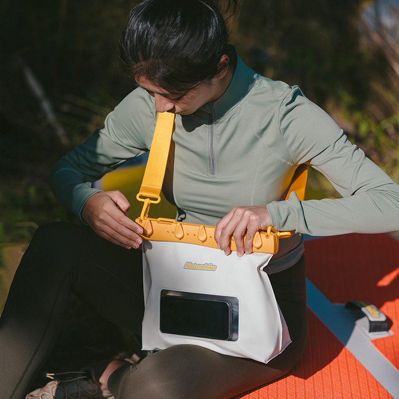 Túi Chống Nước Naturehike 2.6L/5.6L Đựng Điện Thoại, Túi Đeo Chéo Đi Biển Chèo SUP PVC CNK2300BS016