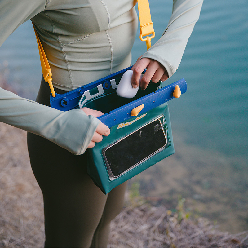 Túi Chống Nước Naturehike 2.6L/5.6L Đựng Điện Thoại, Túi Đeo Chéo Đi Biển Chèo SUP PVC CNK2300BS016